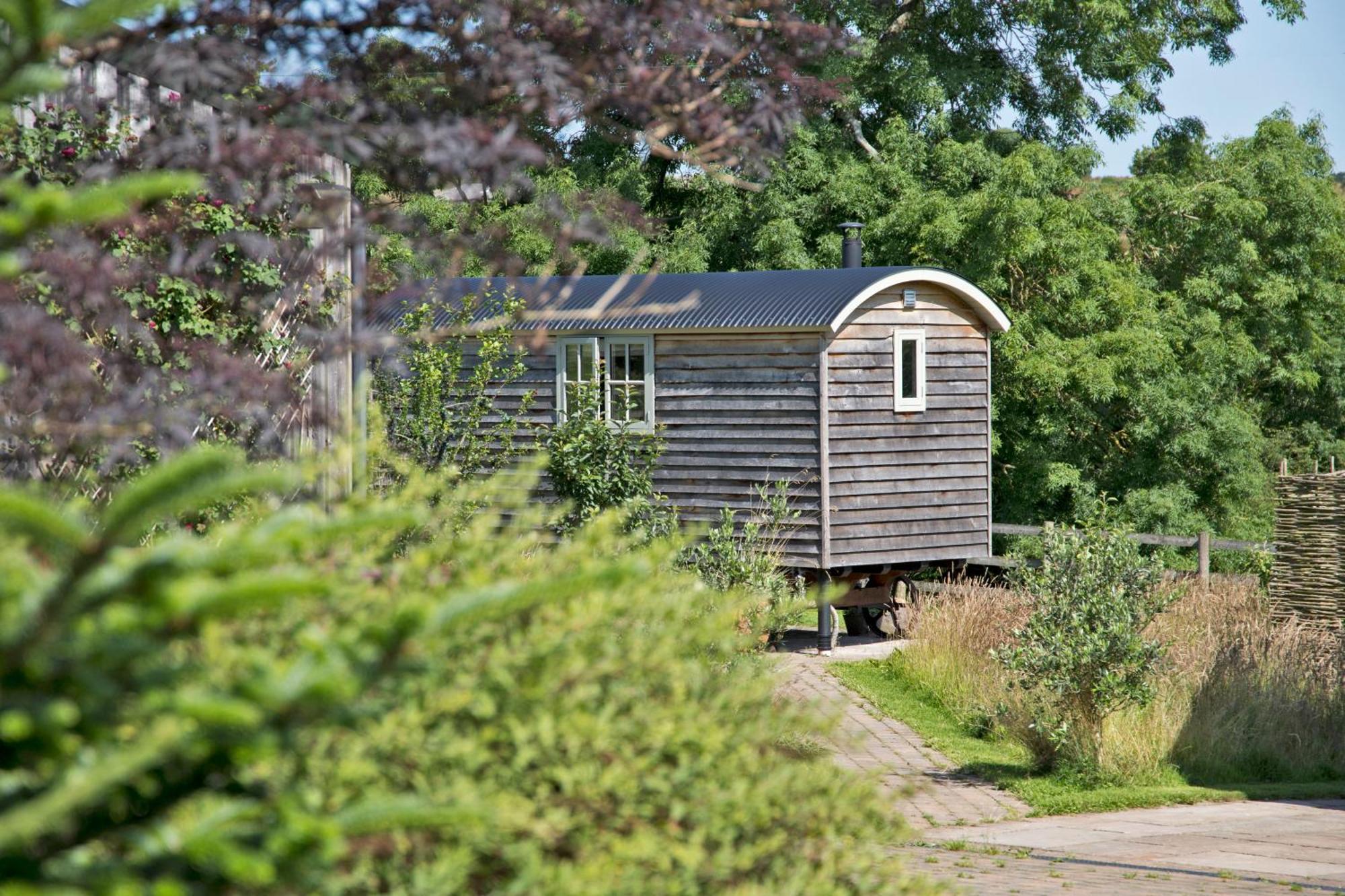 Lodge The Parlour, For Alton Towers & The Peak District *